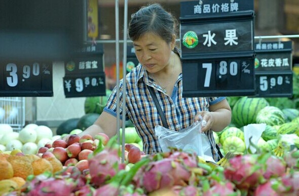 A consumer chooses fruits at a supermarket in Handan, Hebei province. The consumer price index rebounded to a four-month high of 2.5 percent in May from a year earlier, the National Bureau of Statistics said on Tuesday. [Photo/China Daily]