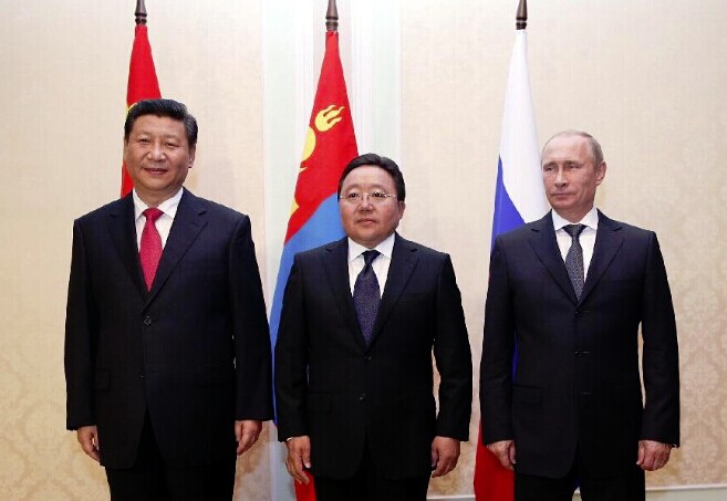 Chinese President Xi Jinping (L) meets with Russian President Vladimir Putin (R) and Mongolia's President Tsakhiagiin Elbegdorj in Dushanbe, capital of Tajikistan, Sept. 11, 2014. (Xinhua/Ju Peng)