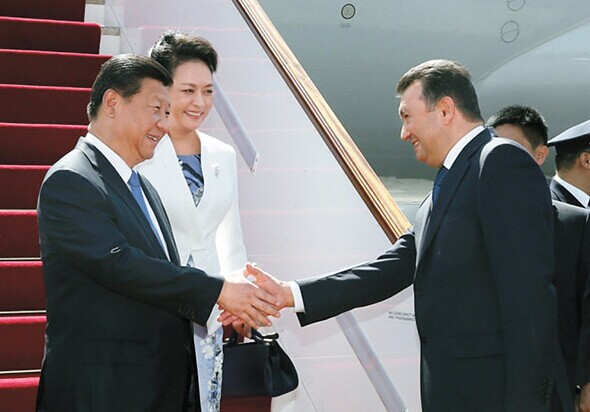 President Xi Jinping and his wife Peng Liyuan arrive at Dushanbe on Thursday for the 14th summit of the Shanghai Cooperation Organization and a state visit to Tajikistan. Prime Minister Kokhir Rasulzoda of Tajikistan welcomes them at the airport. [Photo/Xinhua]  