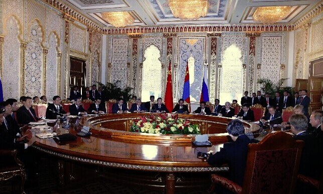 Chinese President Xi Jinping meets with Russian President Vladimir Putin and Mongolia's President Tsakhiagiin Elbegdorj,in Dushanbe, capital of Tajikistan, Sept. 11, 2014. (Xinhua/Ju Peng)