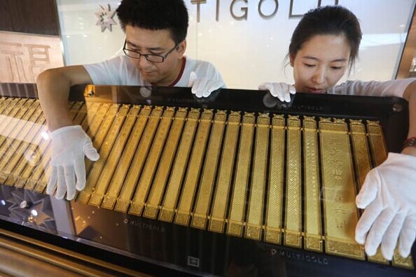 A national intangible cultural heritage The Art of War of Sun Tze on gold barsmakes its debut in Beijing on Tuesday. Sun was an ancient Chinese military strategist of the Spring and Autumn Period in the 6th century BC. The entire contents of his well-known 36 tactics were carved on 45 gold bars that weigh 120,000 grams in total. CHINA DAILY  