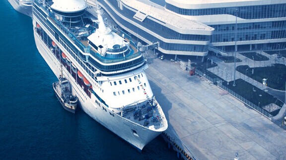Mayview Maersk, the world's largest and most advanced container ship, arrived at the Pacific International Container Terminal in Tianjin Port in July. [Provided to chinadaily.com.cn]  