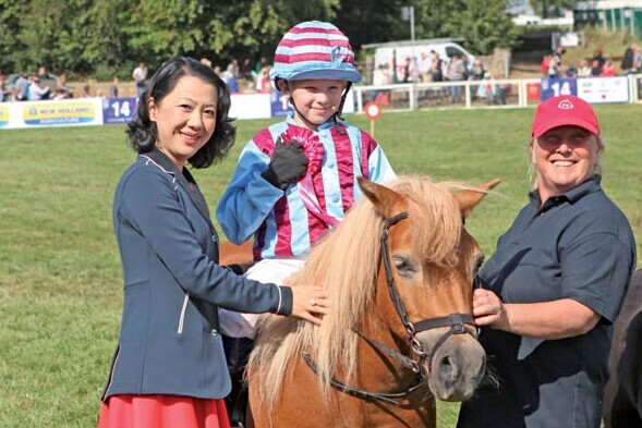 Linda Lee, CEO of Equex, a Chinese equestrian consultancy firm, presents an award at the Festival of British Eventing in August. CECILY LIU/CHINA DAILY  