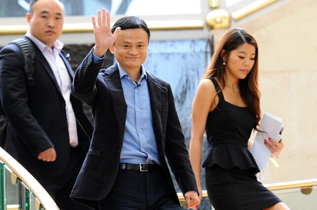 A relaxed-looking Ma waves to the media outside a Singapore hotel on Tuesday. [Photo/Xinhua]  