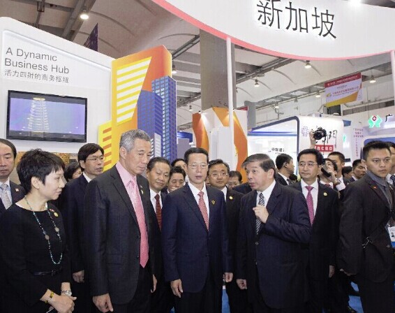 Chinese Vice Premier Zhang Gaoli (3rd L, front) and Singapore Prime Minister Lee Hsien Loong (2nd L, front) attend the launching of the Singapore section during the 11th China-ASEAN Expo, also the 11th China-ASEAN Business and Investment Summit, in Nanning, capital of south China's Guangxi Zhuang Autonomous Region, Sept. 16, 2014. (Xinhua/Wang Ye)