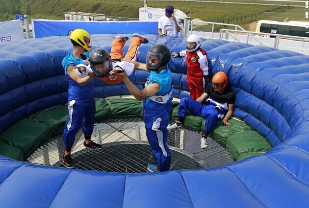 An aviation enthusiast experiences the power of a wind tunnel during the Third Shenyang Faku International Flight Show. ZHU XINGXIN / CHINA DAILY 