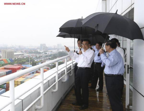 Chinese Premier Li Keqiang (L front) visits the Waigaoqiao logistics center of the China (Shanghai) Pilot Free Trade Zone (FTZ), east China's Shanghai, Sept 19, 2014. Li Keqiang made an inspection tour of the FTZ from Sept 18 to 19. [Photo/Xinhua]