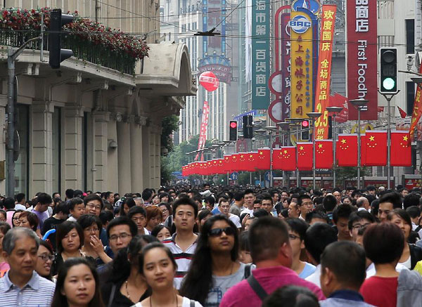 Tourists visit Nanjing Avenue in Shanghai, east China, Oct. 1, 2013. China's 125 major scenic spots received 31.25 million visitors during the seven-day National Day holidays from Oct. 1, up 6.8 percent from the corresponding period last year. [Photo: Xinhua/Yang Shichao]