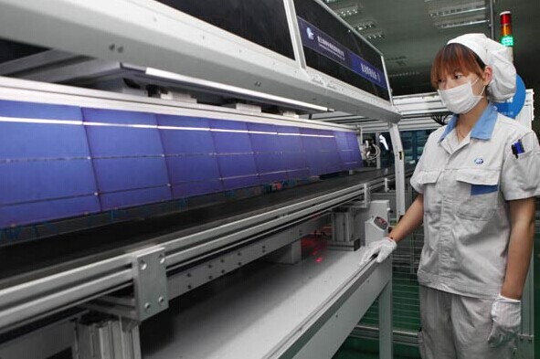 A solar product plant in Lianyungang, Jiangsu province. From April to June, the volume of module shipments from China's major solar companies rose 26 percent to 5.2 gigawatts of capacity, compared with the previous quarter.SI WEI/CHINA DAILY  