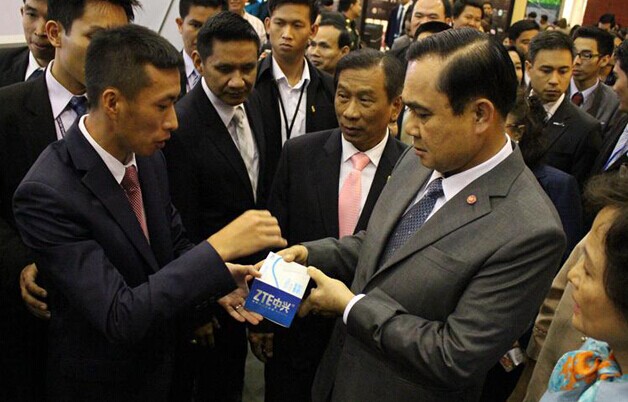 Wang Helin (Right), General manager of ZTE (Thailand) presents the companys newly released intelligent terminal products. (photo source: xinhuanet.com.my)