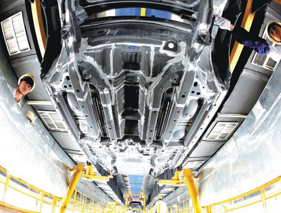 A production line at Jianghuai Automobile Co in Hefei, capital of Anhui province. JAC inked in 2012 an agreement with the US based GreenTech Automotive Corp to bring 2,000 battery powered electric vehicles to the US market. [Photo by Liu Qinli / For China Daily] 