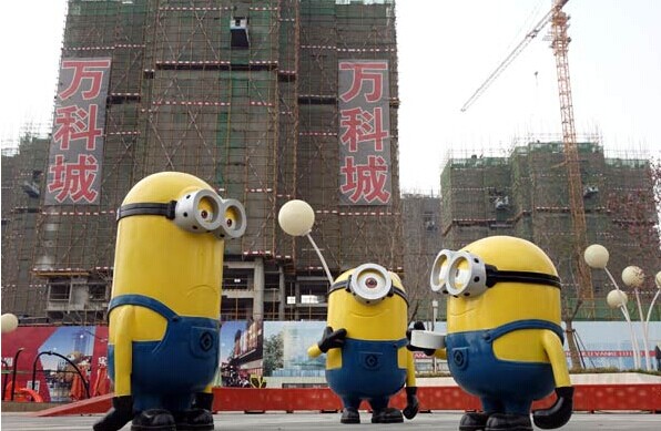 People dressed like Minions from the movie Despicable Me promote a China Vanke Co property project in Zhengzhou, capital of Henan province. The company's Suzhou branch is offering an apartment of 100 square meters in an online auction.CHINA DAILY  