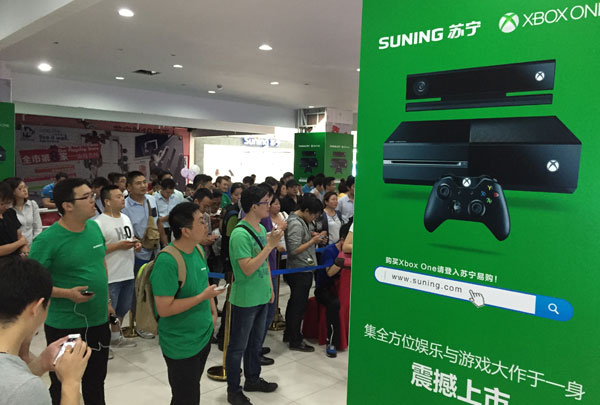 Fans wait for the launch of Microsoft Corps Xbox One game consoles at a Suning outlet in Shanghai on Sunday evening. [Photo by Liu Xin for China Daily]  