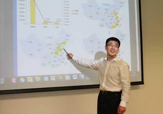 Guo Yanfei, chief commercial officer at ChemChina Petrochemical Co, shares insights on e-commerce with his colleagues. CHINA DAILY  
