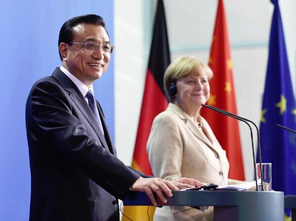 Chinese Premier Li Keqiang (L) and German Chancellor Angela Merkel attend a joint press conference after the third round of bilateral governmental consultations in Berlin, Germany, Oct. 10, 2014. (Xinhua/Li Xueren)