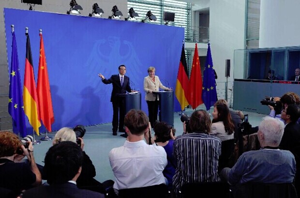 Chinese Premier Li Keqiang (L, rear) and German Chancellor Angela Merkel attend a joint press conference after the third round of bilateral governmental consultations in Berlin, Germany, Oct. 10, 2014. (Xinhua/Rao Aimin)