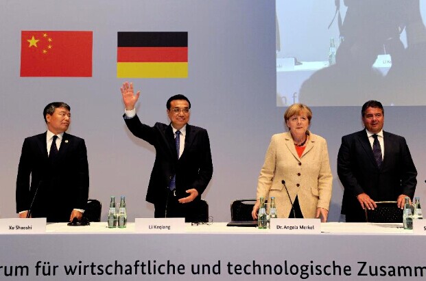 Chinese Premier Li Keqiang (2nd L) and German Chancellor Angela Merkel (2nd R) attend a China-Germany economic and technological cooperation forum in Berlin, Germany, Oct. 10, 2014. (Xinhua/Rao Aimin)