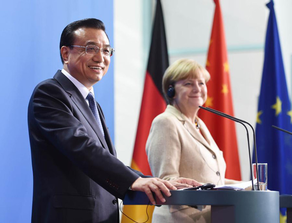 Premier Li Keqiang (L) and German Chancellor Angela Merkel attend a joint press conference after co-chairing the third round of bilateral governmental consultations in Berlin Friday. [Photo/Xinhua]  