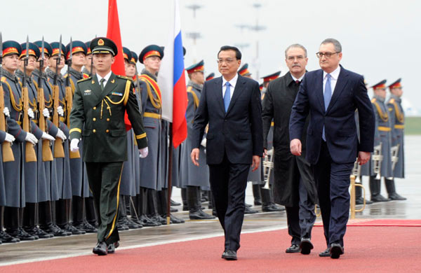 Premier Li Keqiang attends a welcoming ceremony as he arrives in Moscow on Sunday for a three-day visit. zhang duo/Xinhua