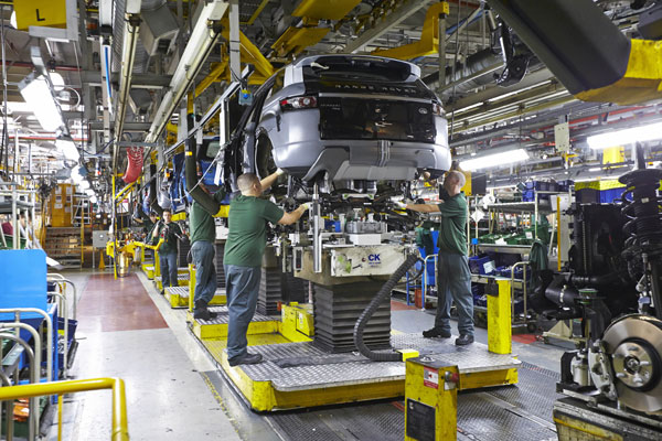 Workers assembling Land Rover vehicles in the Halewood factory in the UK, where the first locally built model Range Rover Evoque originated. [Provided to China Daily]  