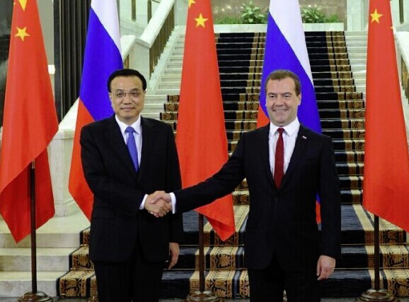 Chinese Premier Li Keqiang (L) meets with his Russian counterpart Dmitry Medvedev in Moscow, capital of Russia, Oct. 13, 2014. (Xinhua/Zhang Duo) 