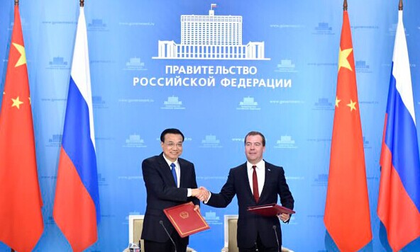 Premier Li Keqiang (L) shakes hands with Russian Prime Minister Dmitry Medvedev after they sign a joint statement following the 19th China-Russia Prime Ministers' Regular Meeting in Moscow on Oct 13, 2014. [Photo/Xinhua]   