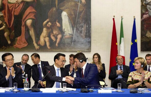 Chinese Premier Li Keqiang and Italian Prime Minister Matteo Renzi meet with members of China-Italy entrepreneur committee and entrepreneur representatives in Rome, Italy, Oct. 14, 2014. (Xinhua/Xie Huanchi) 
