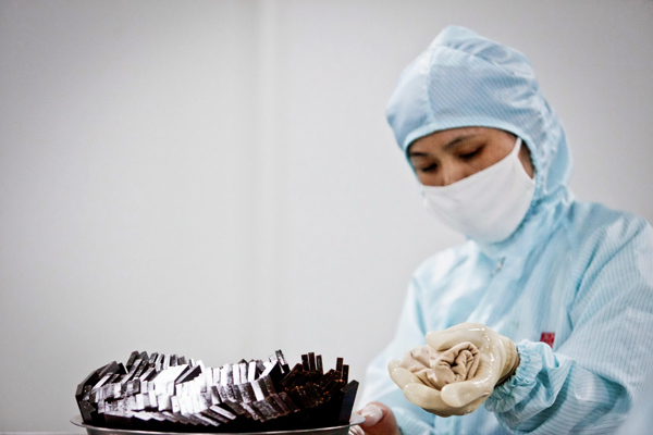 Dong'e Ejiao Co Ltd is applying for patents for its biological technology in China as well as in Japan, South Korea, the European Union and the United States. The company expects to sell 60 million yuan worth of its ejiao products to overseas market this year. [Provided to China Daily]  