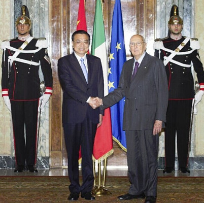 Chinese Premier Li Keqiang (L) shakes hands with Italian President Giorgio Napolitano during their meeting in Rome, Italy, Oct. 14, 2014. (Xinhua/Xie Huanchi) 