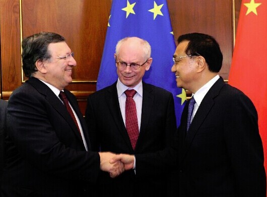 Chinese Premier Li Keqiang (R) meets with President of the European Council Herman Van Rompuy (C) and President of the European Commission Jose Manuel Barroso in Milan, Italy, Oct. 15, 2014. (Xinhua/Rao Aimin)