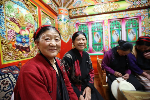 Dawu residents of Tibetan ethnicity pose for a picture inside their home. Their home, located in the Ganzi Tibetan autonomous region, in Southwest China's Sichuan province, has been turned into an inn, Oct 13, 2014. [Photo by Gao Yu/ Provided to chinadaily.com.cn]