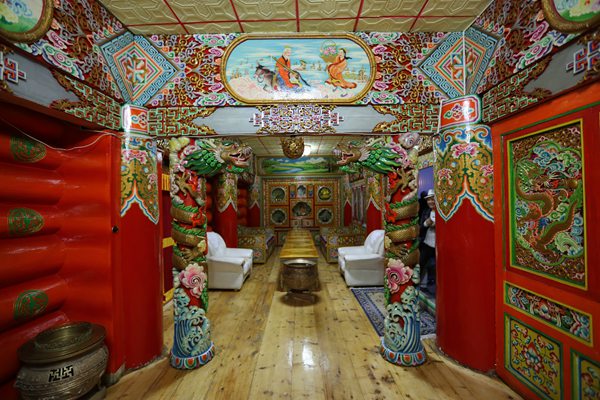 The interior of a home-inn in Dawu county of Sichuan province, Oct 13. The building uses a one hundred percent wooden structure as a traditional Tibetan building, and the interior decoration is mixed with local characteristics featuring bright colors. [Photo by Gao Yu/ Provided to chinadaily.com.cn]