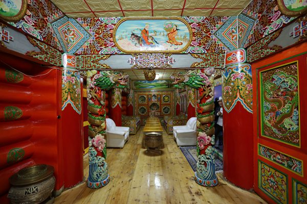 The interior of a home-inn in Dawu county of Sichuan province, Oct 13. The building uses a one hundred percent wooden structure as a traditional Tibetan building, and the interior decoration is mixed with local characteristics featuring bright colors. [Photo by Gao Yu/ Provided to chinadaily.com.cn]