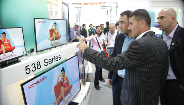 Foreign buyers check out largescreen television sets at the China Import and Export Fair, also known as the Canton Fair, which opened on Wednesday in Guangzhou, Guangdong province. ZOU ZHONGPIN / CHINA DAILY