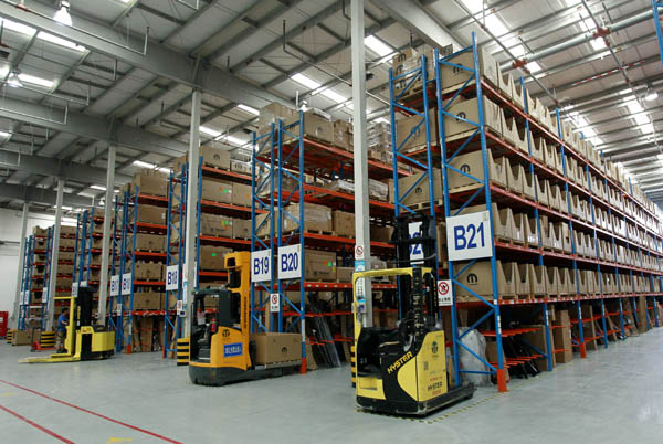 The warehouse of Mopoint Auto Parts Trading (Shanghai) Co Ltd in China (Shanghai) Pilot Free Trade Zone. Warehouses posted an average rental price of 1.53 yuan per square meter per day by the third quarter of 2014. [Photo/Xinhua]