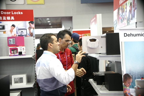 A United States manufacturer displays its electronic security products at the China Import and Export Fair which opened on Oct 15, 2014 in Guangzhou, Guangdong province. Direct investment into China from the US grew 32.3 percent to $1 billion in the first three quarters of the year. [Provided to China Daily]  