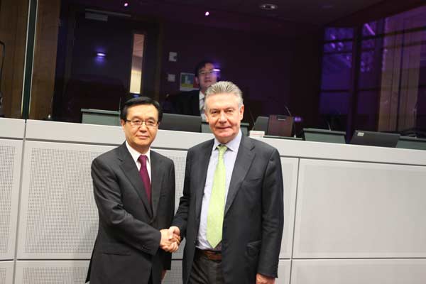 Chinese Minister of Commerce Gao Hucheng, left, and the EU Trade Commissioner Karel De Gucht at the annual meeting of trade committee of both sides on Saturday in Brussels. [Photo by Fu Jing/chinadaily.com.cn]