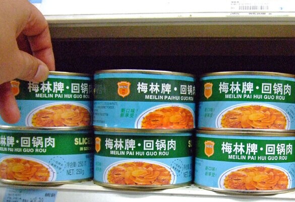 Canned pork products made by Shanghai Maling Aquarius Co Ltd at a supermarket shelf in Beijing. The Shanghai-based canned meat producer has built a strong foothold in the Czech Republic. [Provided to China Daily]  