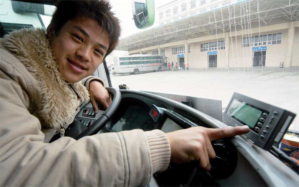 A long-distance bus driver in Bozhou, Anhui province shows his newly installed GPS system. The device can be used not only for navigation, but also for monitoring speed, greatly improving driving safety. [Photo provided to China Daily]  