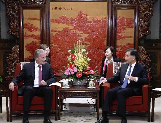 Chinese Vice Premier Wang Yang (R) meets with visiting Austrian Vice-Chancellor and Federal Minister of Economy Reinhold Mitterlehner in Beijing, capital of China, Oct. 20, 2014. (Xinhua/Pang Xinglei)