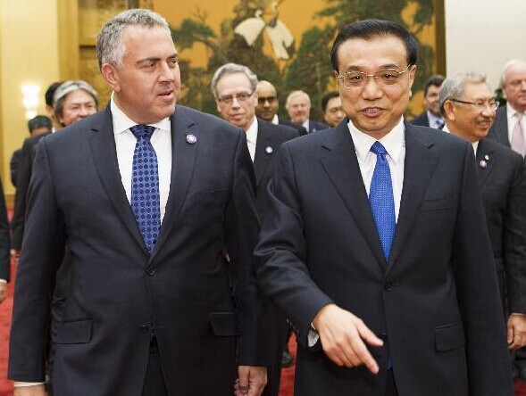 Chinese Premier Li Keqiang (R front) meets with heads of delegations who are here to attend the APEC Finance Ministers Meeting at the Great Hall of the People in Beijing, capital of China, Oct. 21, 2014. (Xinhua/Huang Jingwen) 