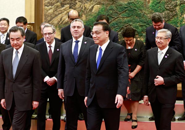 Premier Li Keqiang meets heads of delegations on Tuesday ahead of the APEC Finance Ministers' Meeting in Beijing. FENG YONGBIN / CHINA DAILY  