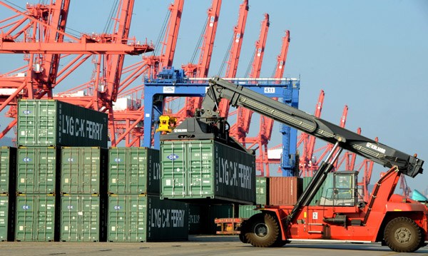 Containers being unloaded at a wharf in Lianyungang port, Jiangsu province, on Oct 8. A new report estimates that China's GDP growth will be 6 percent by 2020. [Photo provided to China Daily]  