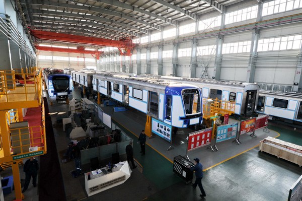 Workers assemble subway cars at a workshop of Changchun Railway Vehicles Co Ltd in Changchun, capital of Jilin province, on Dec 31,2013. Changchun Railway was the top-ranked company in the Chinese rail car market in 2013. [Photo/Xinhua]  