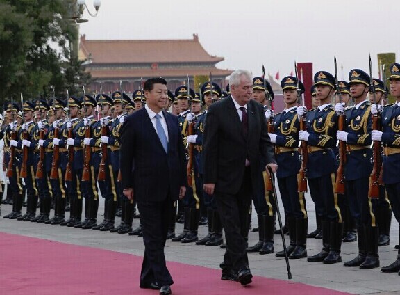 Chinese President Xi Jinping (front L) holds a welcoming ceremony for visiting Czech President Milos Zeman before their talks in Beijing, capital of China, Oct. 27, 2014. (Xinhua/Ding Lin)  