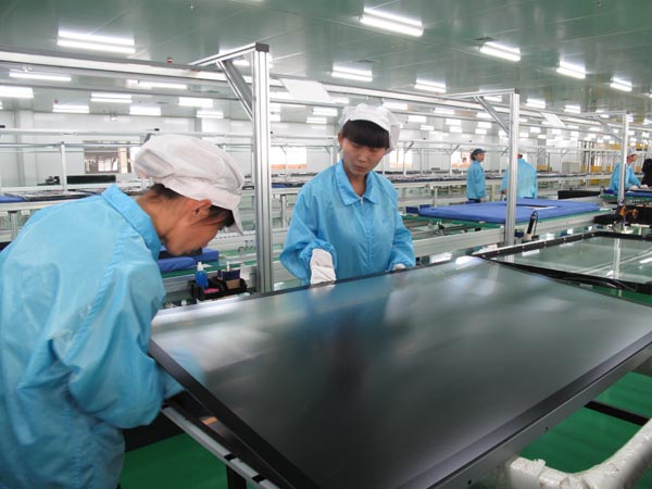 Workers inspect touchscreen in Ruihua Electronic, Oct 28, 2014. [Photo/Dai Tian]  