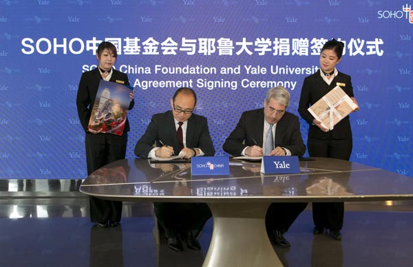 SOHO China President Pan Shiyi and Yale University President Peter Salovey signed the deal in Wangjing SOHO in Beijing, China on Oct 29, 2014. [Photo/Provided to chinadaily.com.cn]  