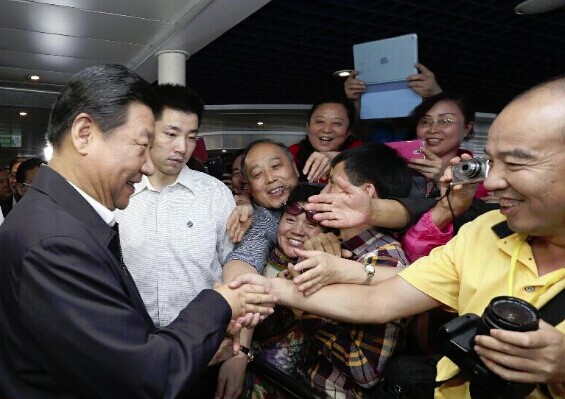 Chinese President Xi Jinping (L, front) greets tourists after he boards a ferry that is about to leave for southeast China's Taiwan at the Pingtan Strait Ferry Terminal in Pingtan, southeast China's Fujian Province, Nov. 1, 2014. Xi made an inspection tour to southeast China's Fujian Province on Nov. 1 and 2. (Xinhua/Lan Hongguang)