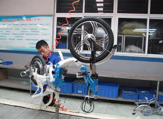 Electric bicycle under production in Zaozhuang city, Shandong province, Oct 30, 2014. [Dai Tian / chinadaily.com.cn]   