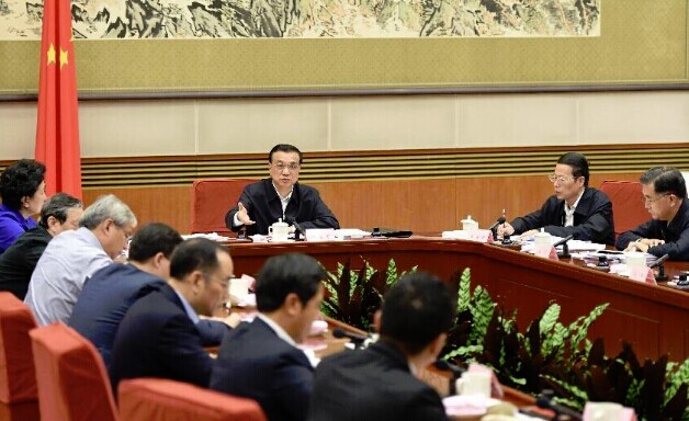 Chinese Premier Li Keqiang (C) speaks during a meeting on the economic situation in Beijing, capital of China, Nov. 3, 2014. Li Keqiang presided over a meeting with representatives from research institutes and companies on the economic situation in Beijing Monday. (Xinhua/Ma Zhancheng)